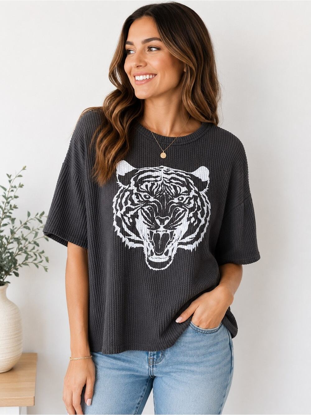 HEIMISH USA Black Short Sleeve Tiger Graphic Tee Size M